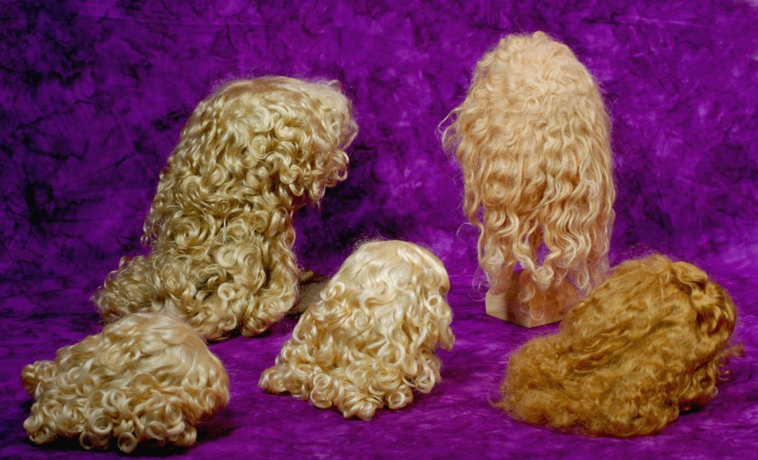 FIVE WIGS FOR LARGE DOLLS.: FIVE DOLL WIGS. Contemporary wigs sizes 14 to 17, blonde and auburn colors as shown. Commentary: Excellent condition.
