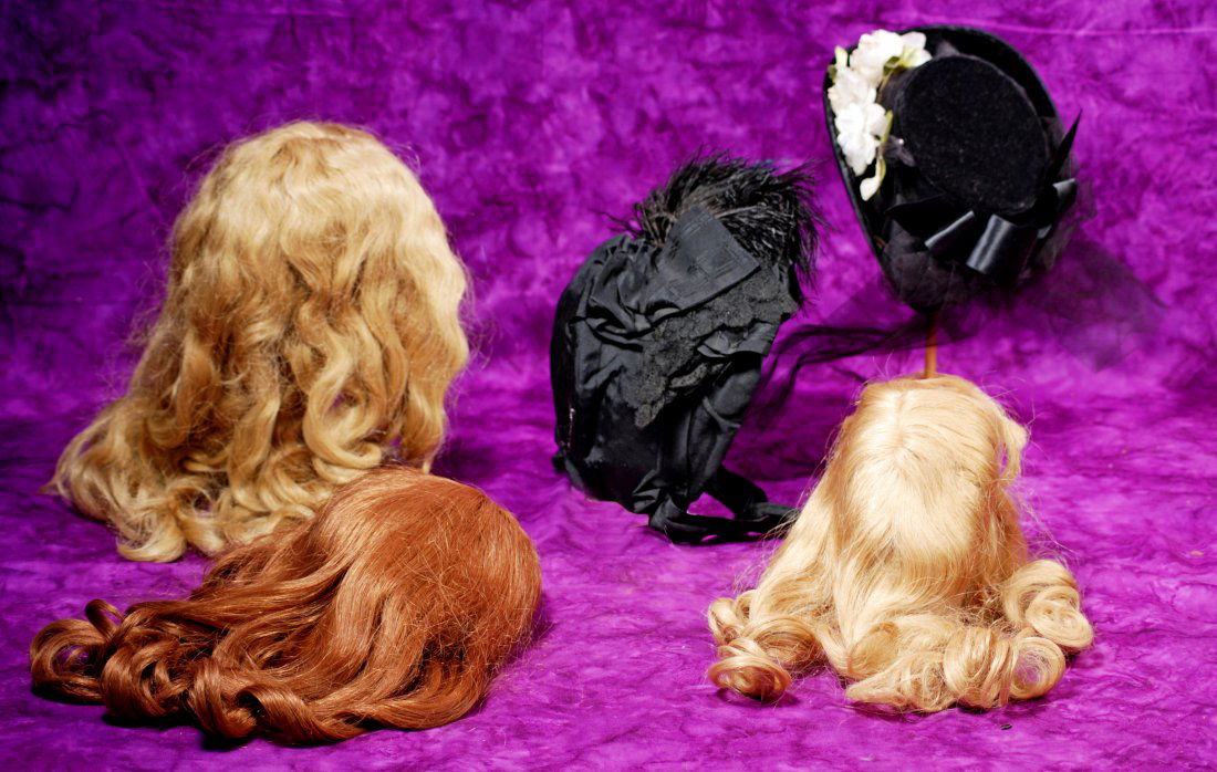 THREE DOLL WIGS AND TSSORTMENT OF DOLL ACCESSORY ITEMS (1 of 1)