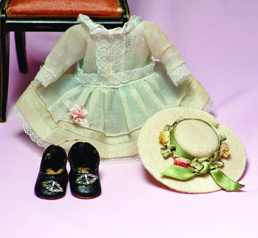 DRESS, SHOES AND BONNET FOR MINIATURE BISQUE DOLL. (1 of 1)