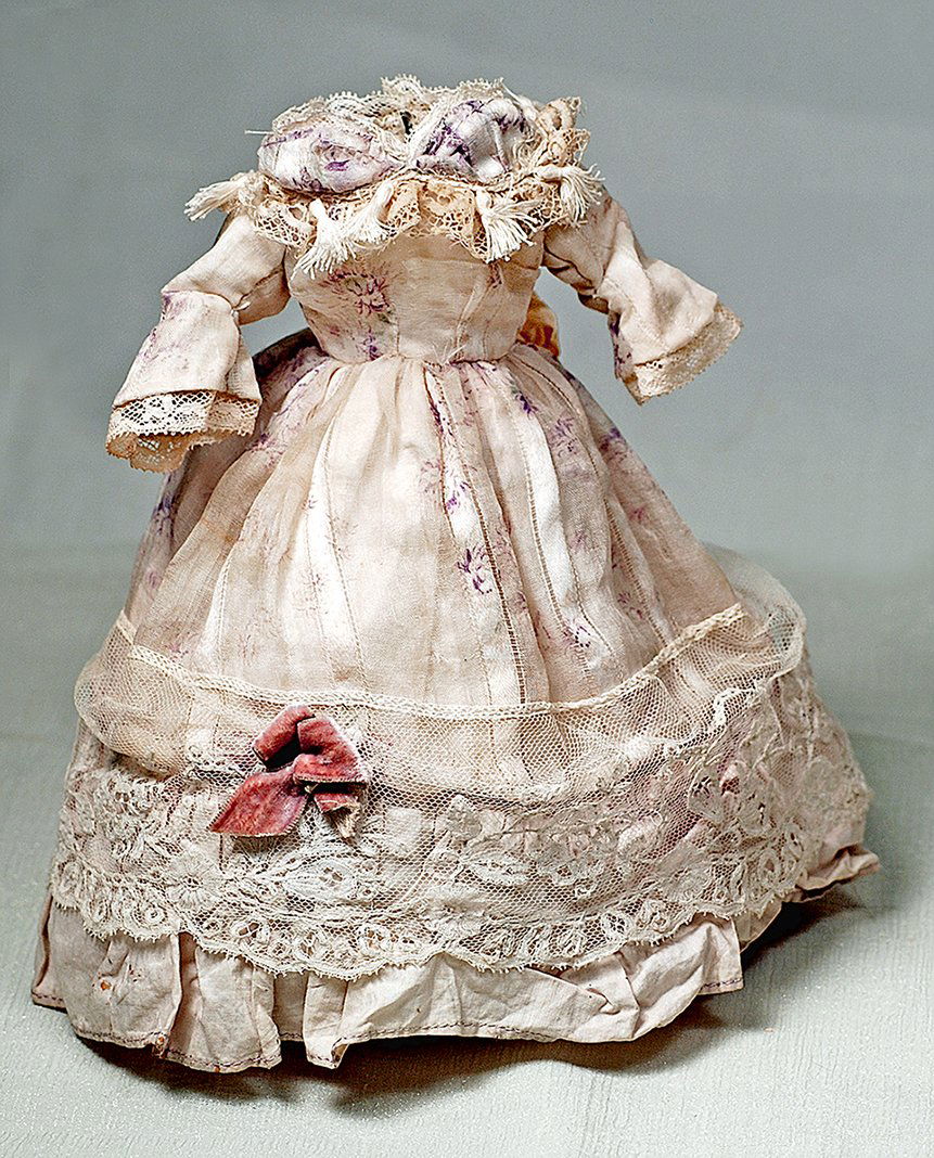 ANTIQUE GOWN FOR SMALL FRENCH POUPEE.  2 ” (1 of 1)