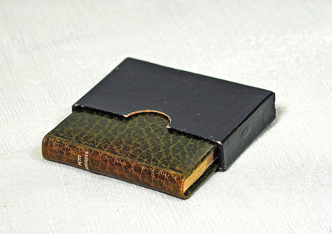 MINIATURE FRENCH PRAYER BOOK FOR POUPEE.   3” x 2”. (1 of 1)