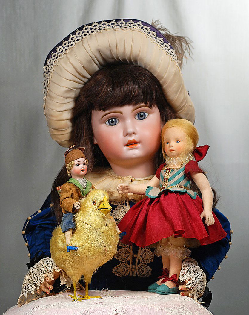 R. JOHN WRIGHT “MUSETTE CANDY CONTAINER” EXCLUSIVE: R. JOHN WRIGHT “MUSETTE CANDY CONTAINER” EXCLUSIVE EDITION. 12”. All-felt, fully-jointed, painted features, blue eyes, closed mouth, blonde mohair wig, felt and silk costume, felt shoes with sil