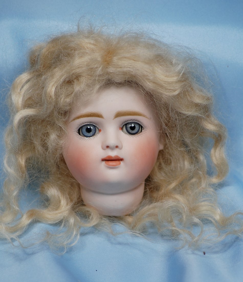 GERMAN BISQUE CLOSED-MOUTH DOLL HEAD BY KESTNER. (1 of 1)