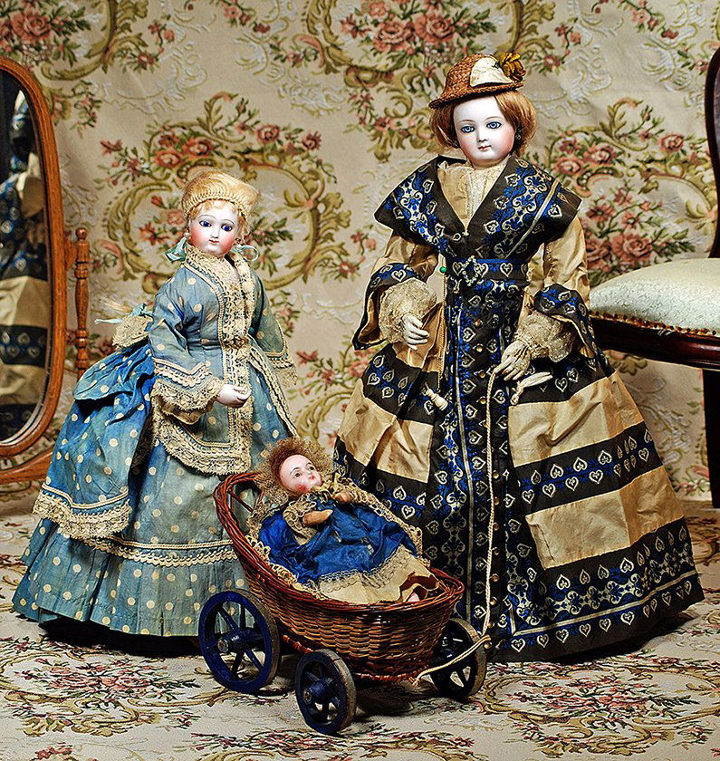 BEAUTIFUL FRENCH POUPEE WITH BISQUE HANDS AND ORIGINAL (1 of 2)