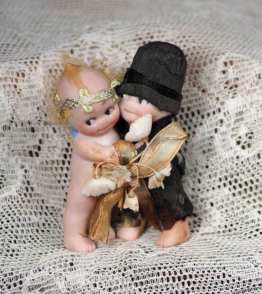PAIR OF GERMAN BISQUE KEWPIE HUGGERS AS BRIDE AND GROOM (1 of 1)