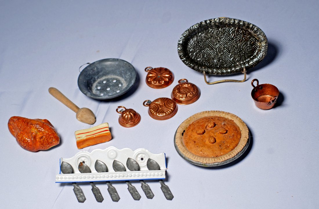MINIATURE DOLLHOUSE WARES AND FOOD: 35. MINIATURE DOLLHOUSE WARES AND FOOD AS ILLUSTRATED. Copper molds contemporary; other items antique. Estimate: $40/50