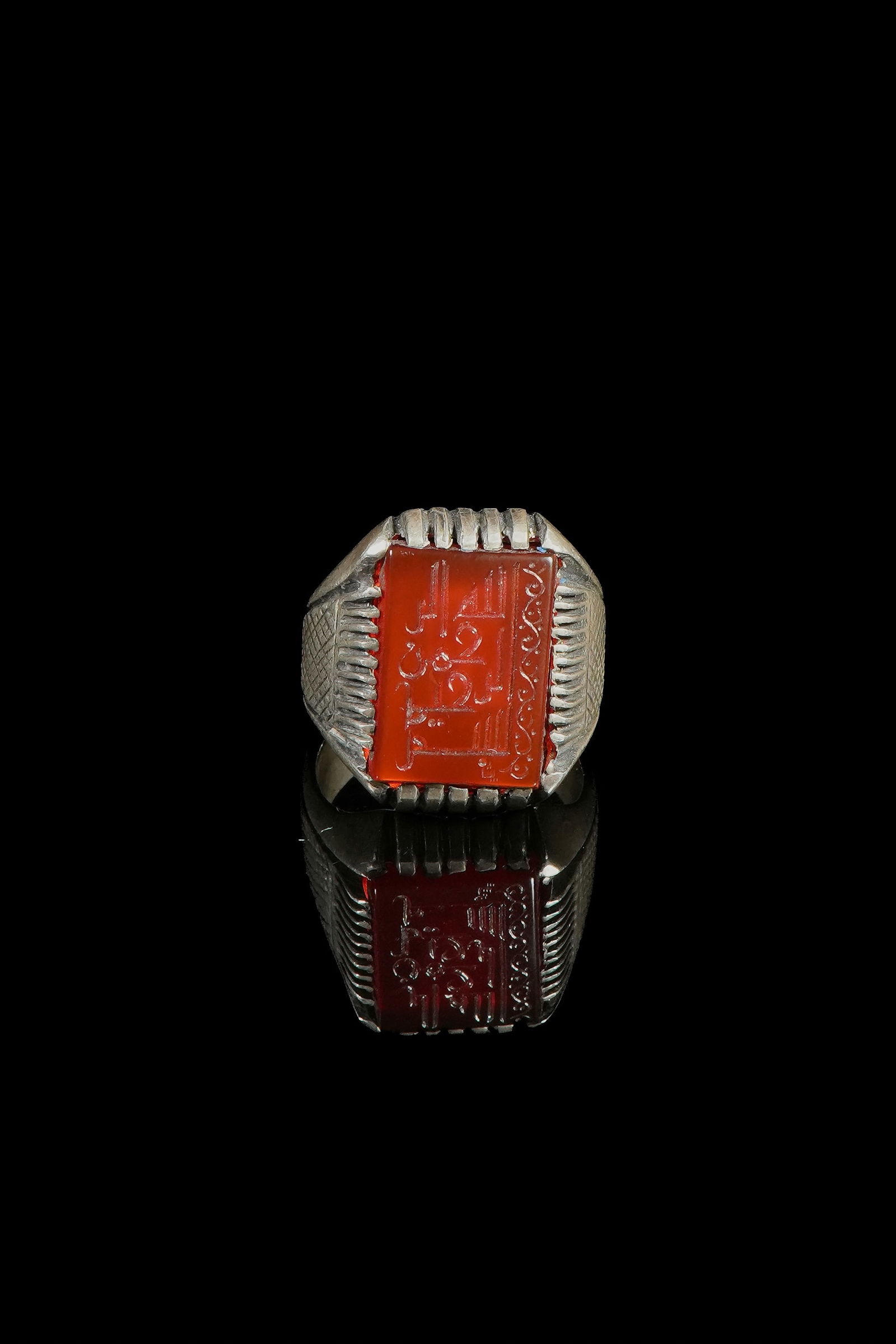 An Islamic Silver Ring with Rectangular Agate Intaglio - 2
