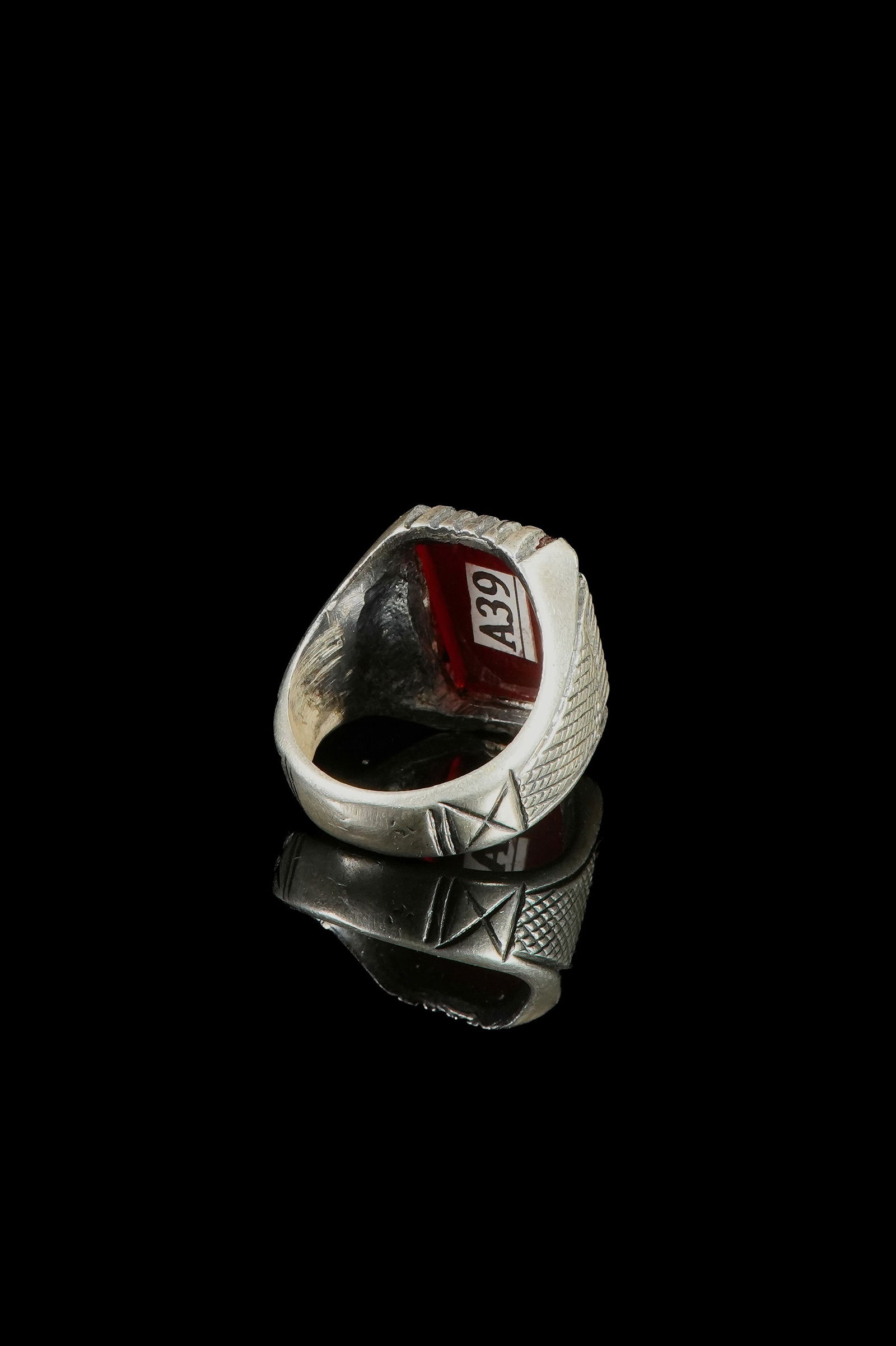 An Islamic Silver Ring with Rectangular Agate Intaglio - 3