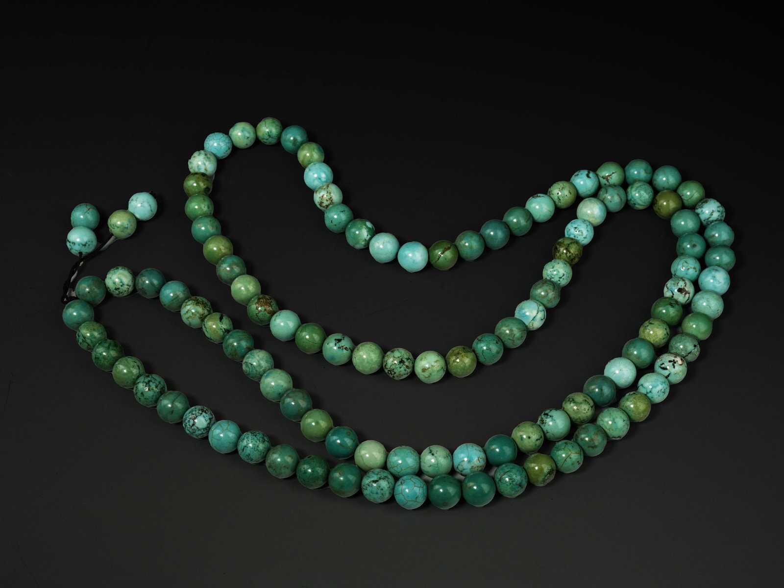 A Tibetan Turquoise Bead Necklace. (1 of 1)