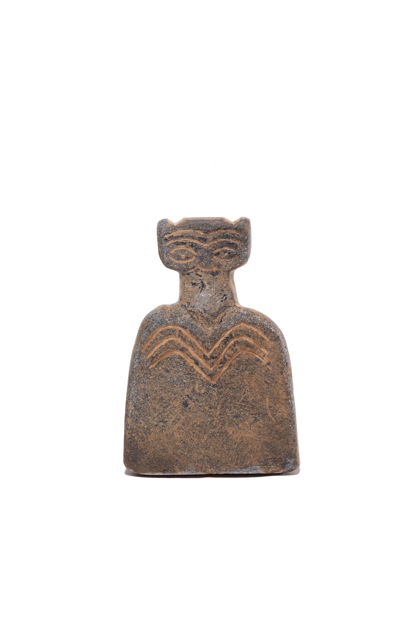 A MESOPOTAMIAN STONE EYE IDOL OF TELL BRAK TYPE: A carved stone votive figurine of the Tell Brak type, originating from the Ancient Near East and dating to the Late Chalcolithic or Middle Uruk period, circa 3500 to 3300 BCE. The object is fashioned 