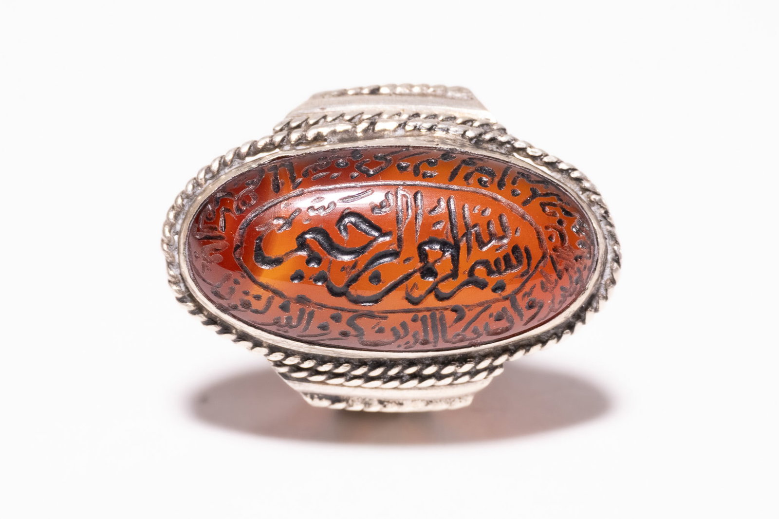 AN ISLAMIC SILVER AND ENGRAVED YEMENI AQEEQ TALISMANIC RING. (1 of 2)