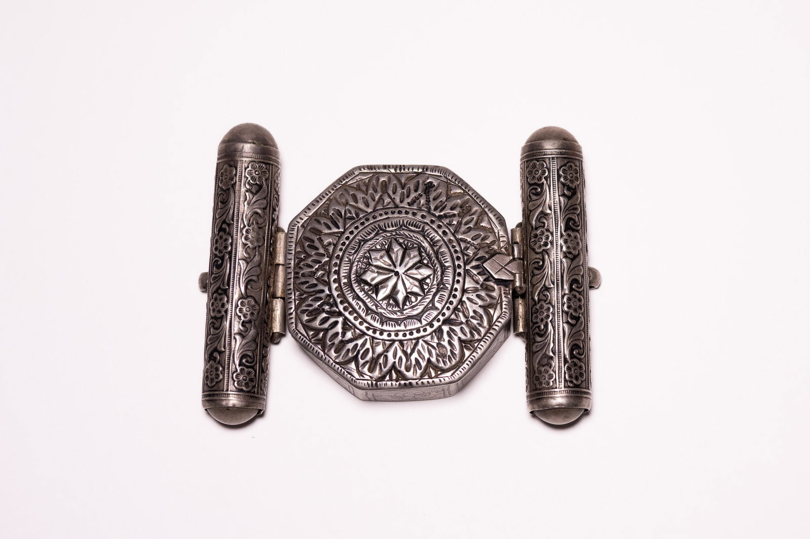 AN ISLAMIC SILVER OCTAGONAL AND CYLINDRICAL QUR'AN HOLDER BAZUBAND. (1 of 5)