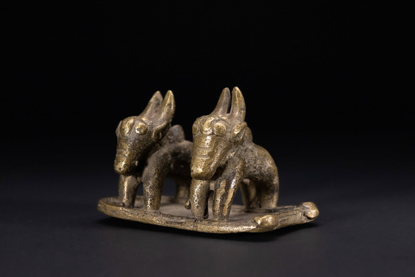 AN INDIAN BRONZE FIGURE GROUP OF TWO BULLS, 19TH/20TH CENTURY. (1 of 5)
