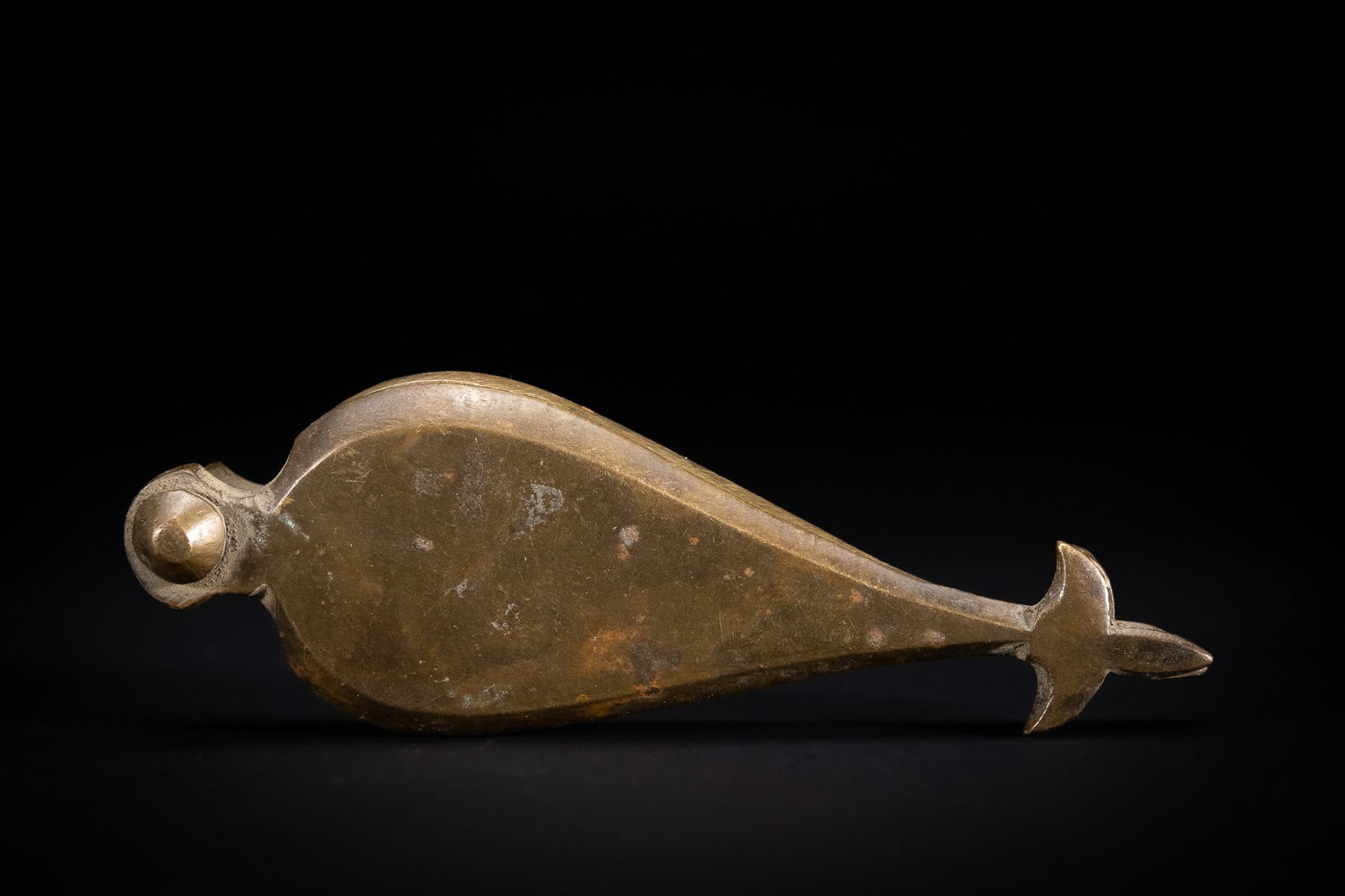 AN INDIAN CAST BRASS SINDOOR OR COSMETIC BOX OF TEARDROP FORM (1 of 3)