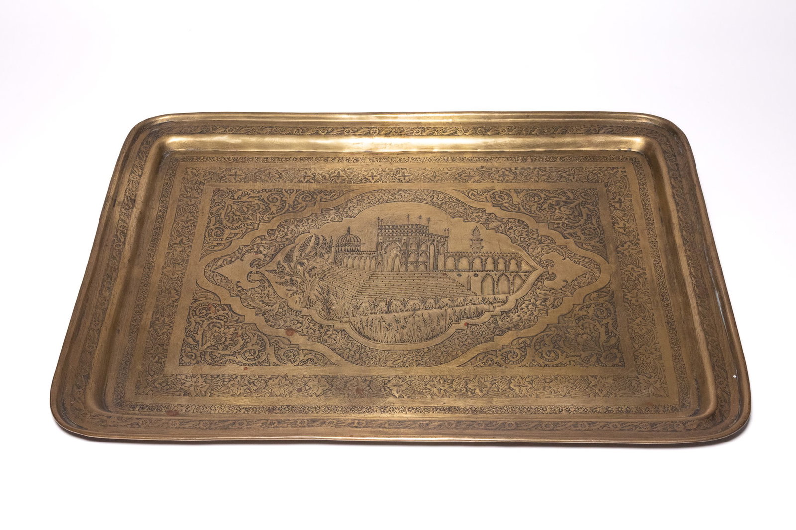 AN INDIAN ENGRAVED BRASS TRAY, LATE 19TH OR EARLY 20TH CENTURY. (1 of 3)