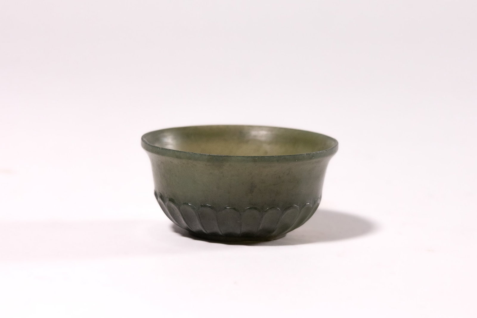 A MUGHAL STYLE CARVED SPINACH GREEN JADE CHRYSANTHEMUM BOWL (1 of 3)
