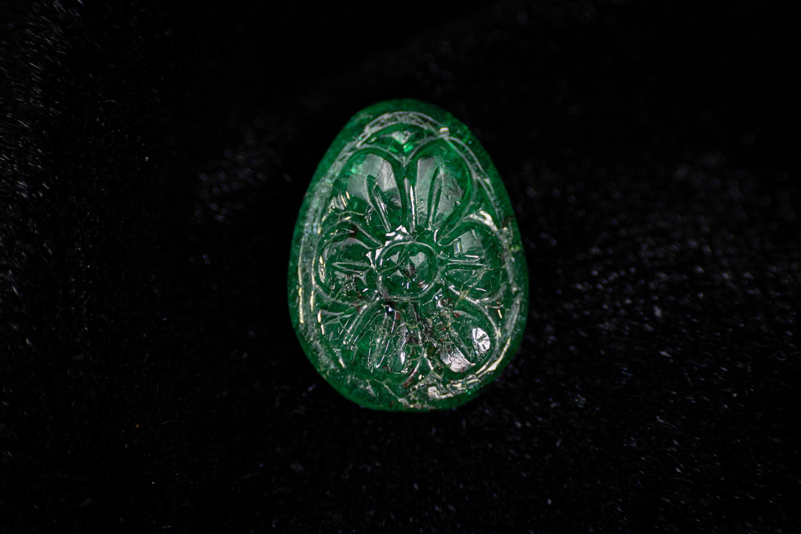 A MUGHAL STYLE EMERALD INTAGLIO WITH FLORAL ROSETTE. (1 of 3)