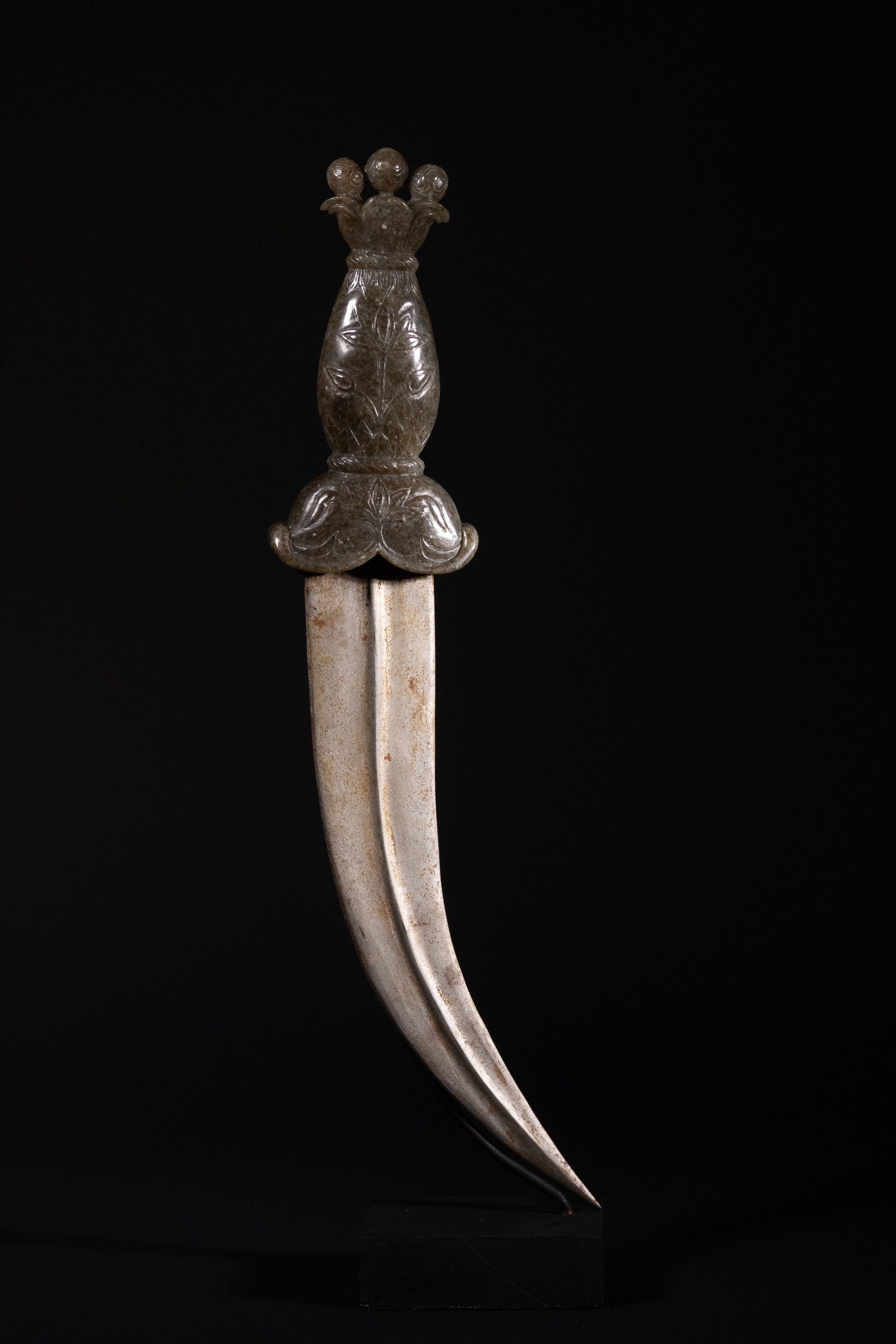 A MUGHAL DAGGER WITH JADE HILT CARVED IN FLORAL MOTIF, 19THâ€“20TH CENTURY. (1 of 3)