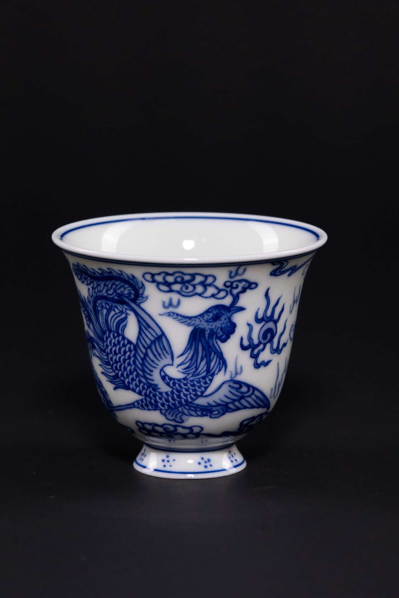 A CHINESE BLUE AND WHITE PORCELAIN DRAGON AND PHOENIX CUP, DAOGUANG MARK. (1 of 4)