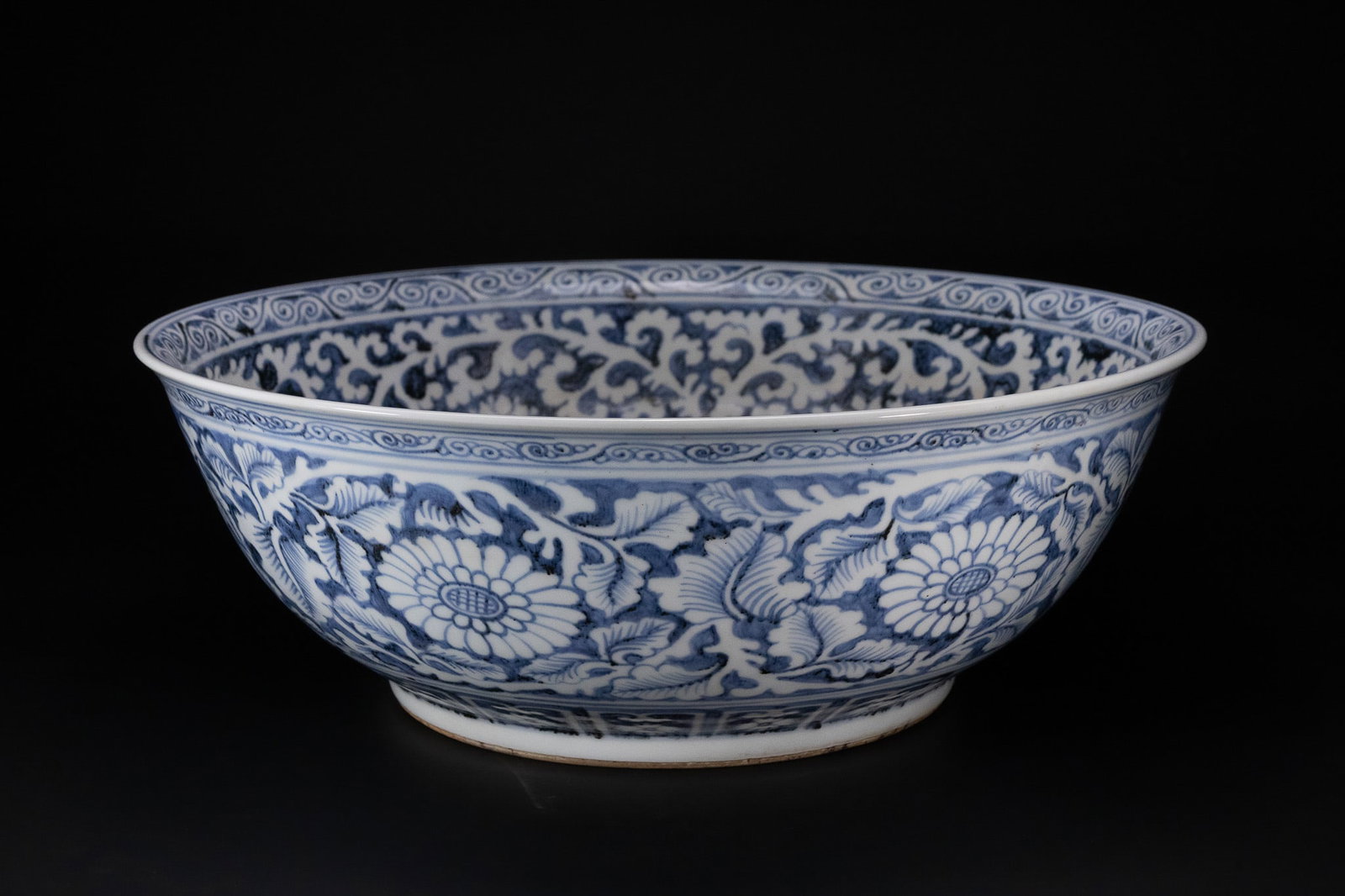 A LARGE CHINESE BLUE AND WHITE PORCELAIN BOWL. (1 of 5)