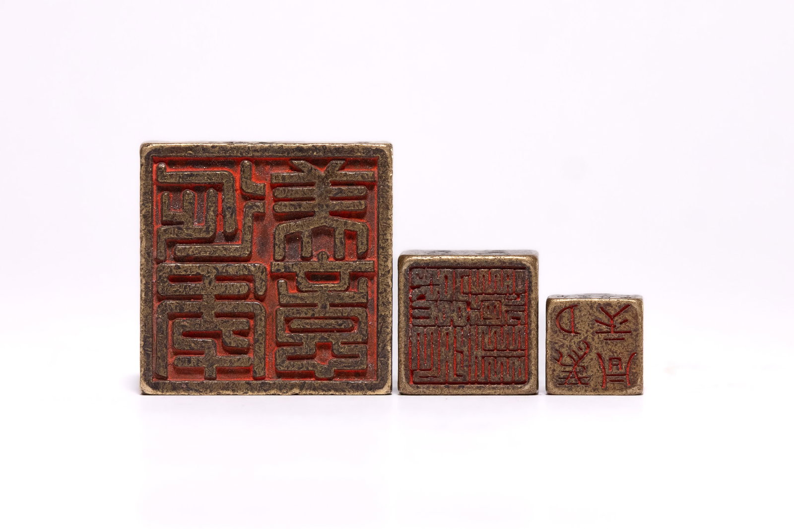 A SET OF THREE CHINESE NESTING BRONZE SQUARE SEALS, LATE QING TO REPUBLIC PERIOD. (1 of 6)