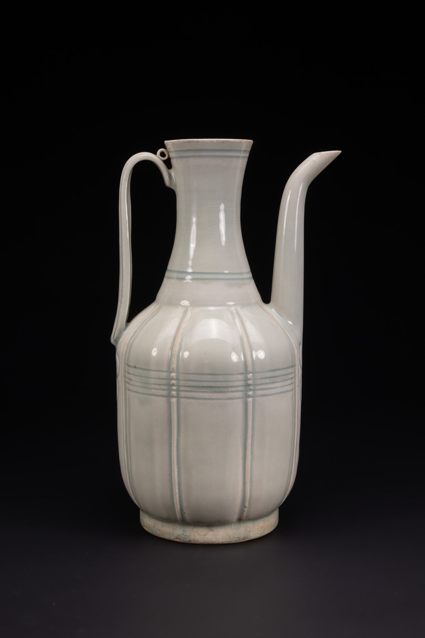 A CHINESE QINGBAI CELADON GLAZED EWER, LONGQUAN STYLE. (1 of 4)