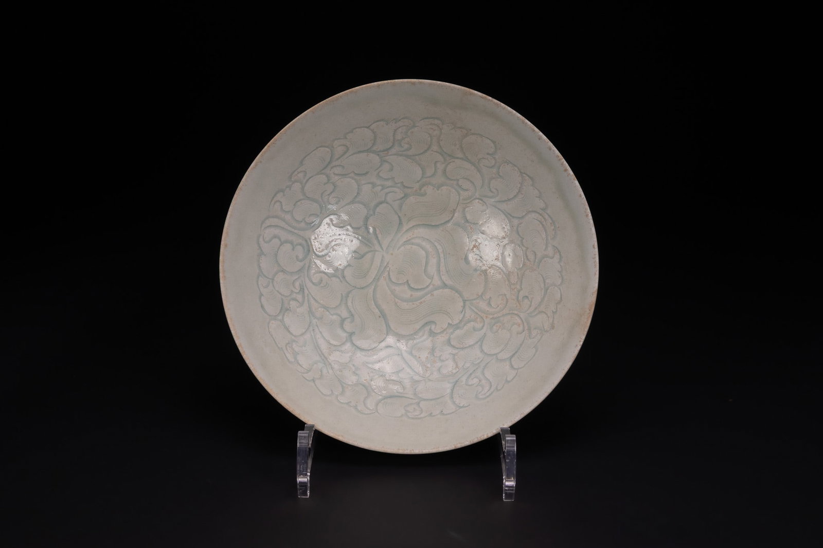 A CHINESE CARVED QINGBAI PORCELAIN BOWL, SOUTHERN SONG DYNASTY (1127-1279). (1 of 2)