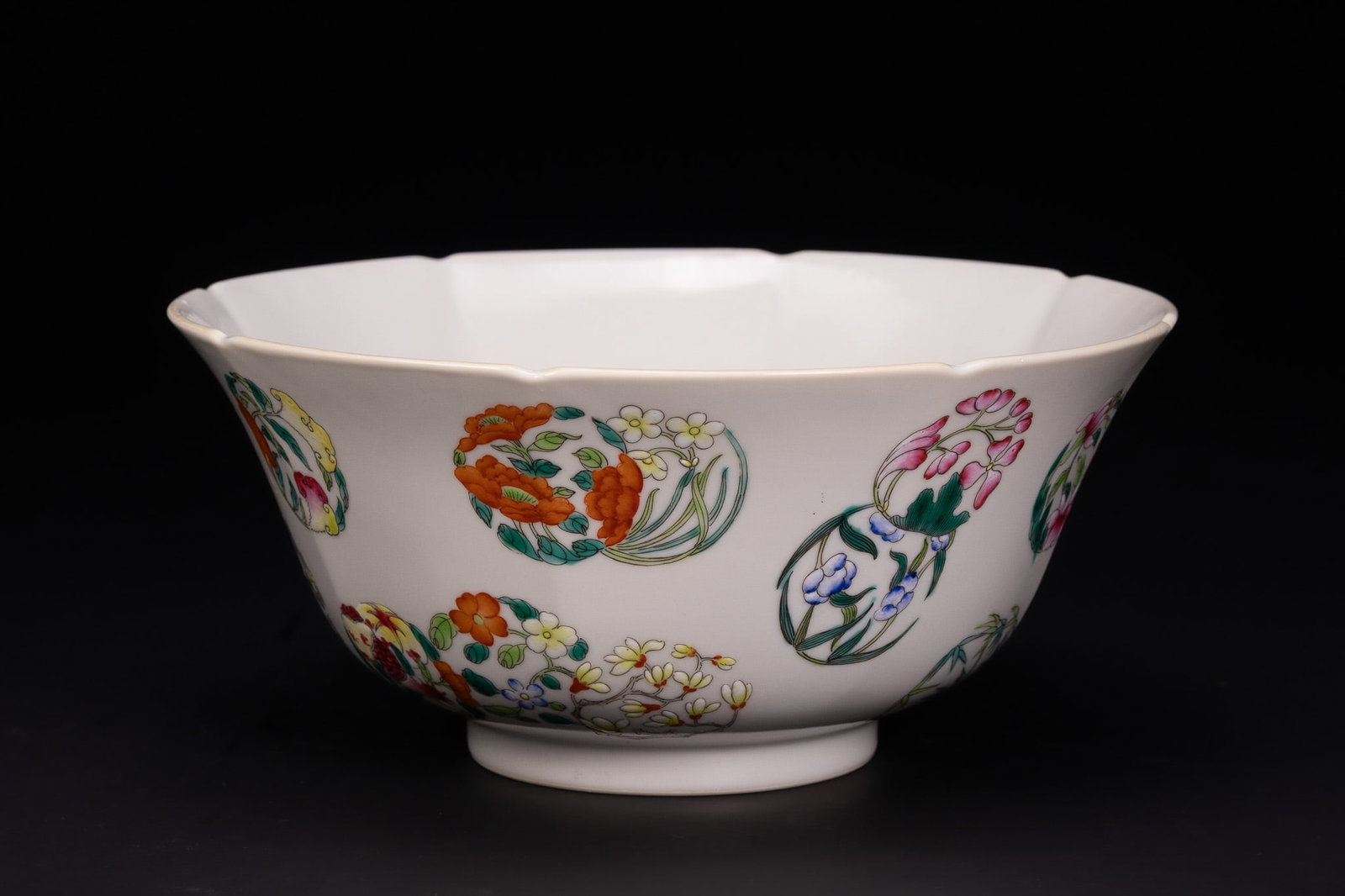 A CHINESE FAMILLE ROSE FLORAL MEDALLION LOBED PORCELAIN BOWL. (1 of 5)