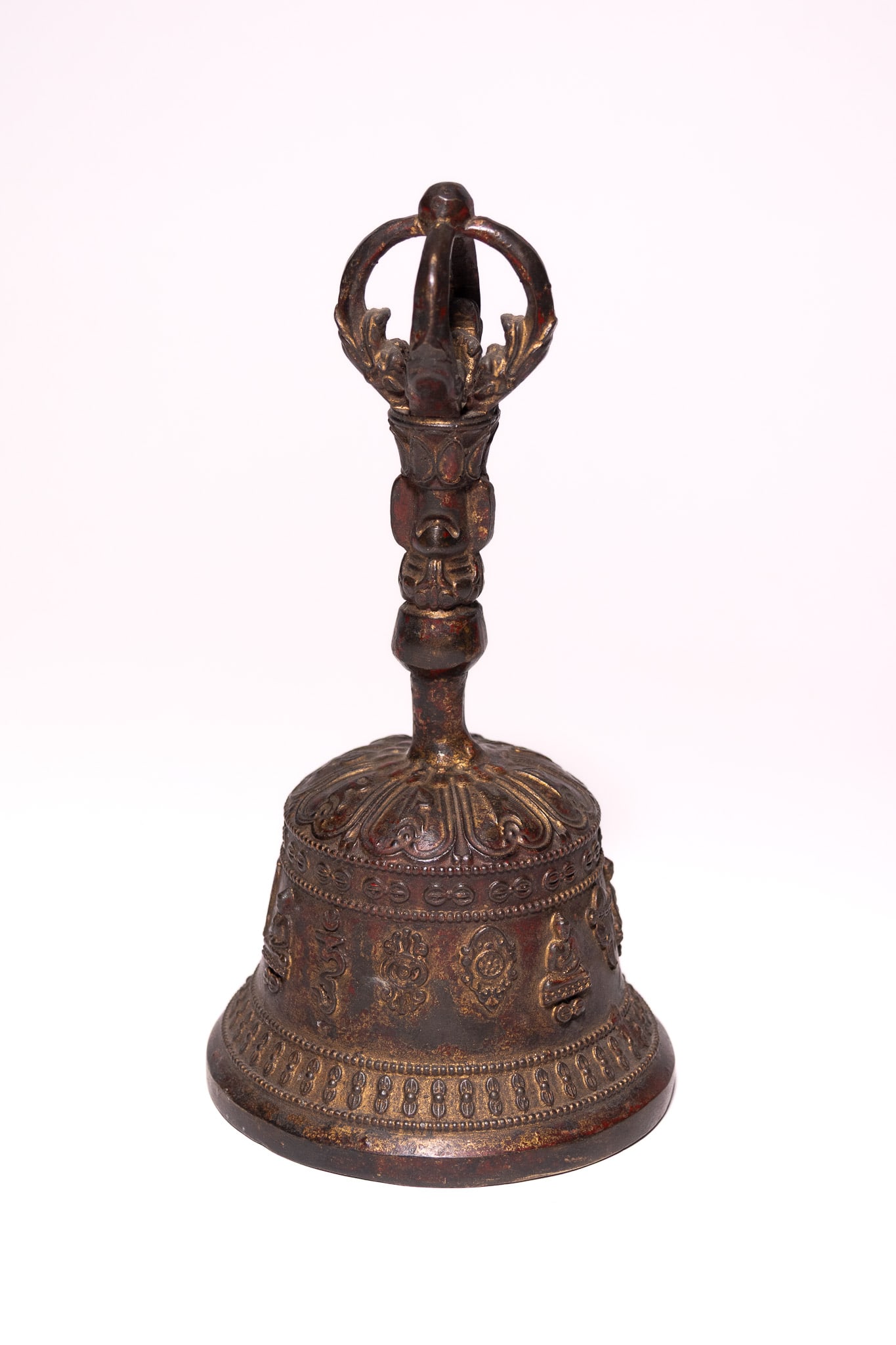 A TIBETAN GILT BRONZE RITUAL HAND BELL GHANTA. (1 of 6)