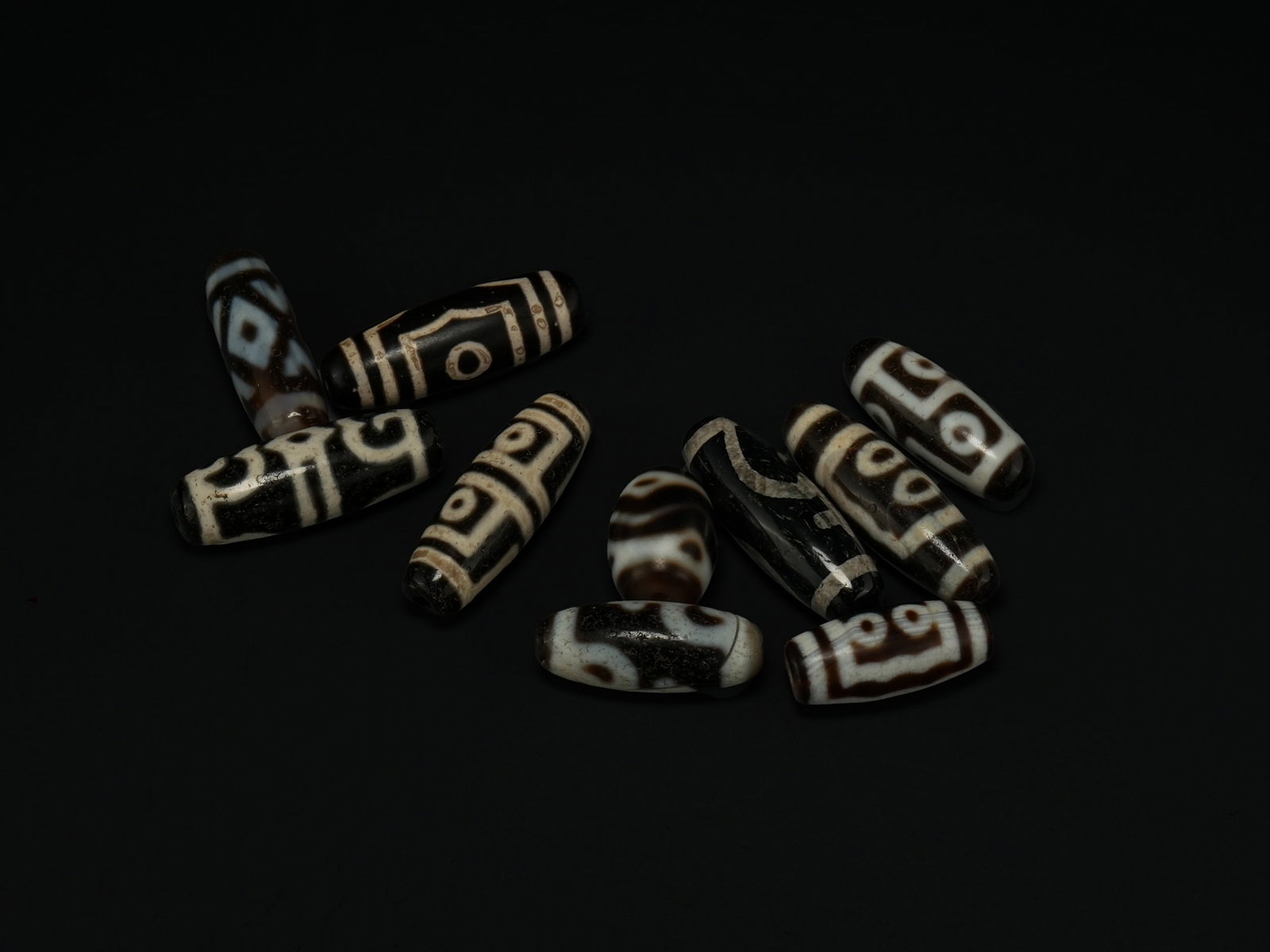 A COLLECTION OF TIBETAN DZI BEADS. (1 of 1)