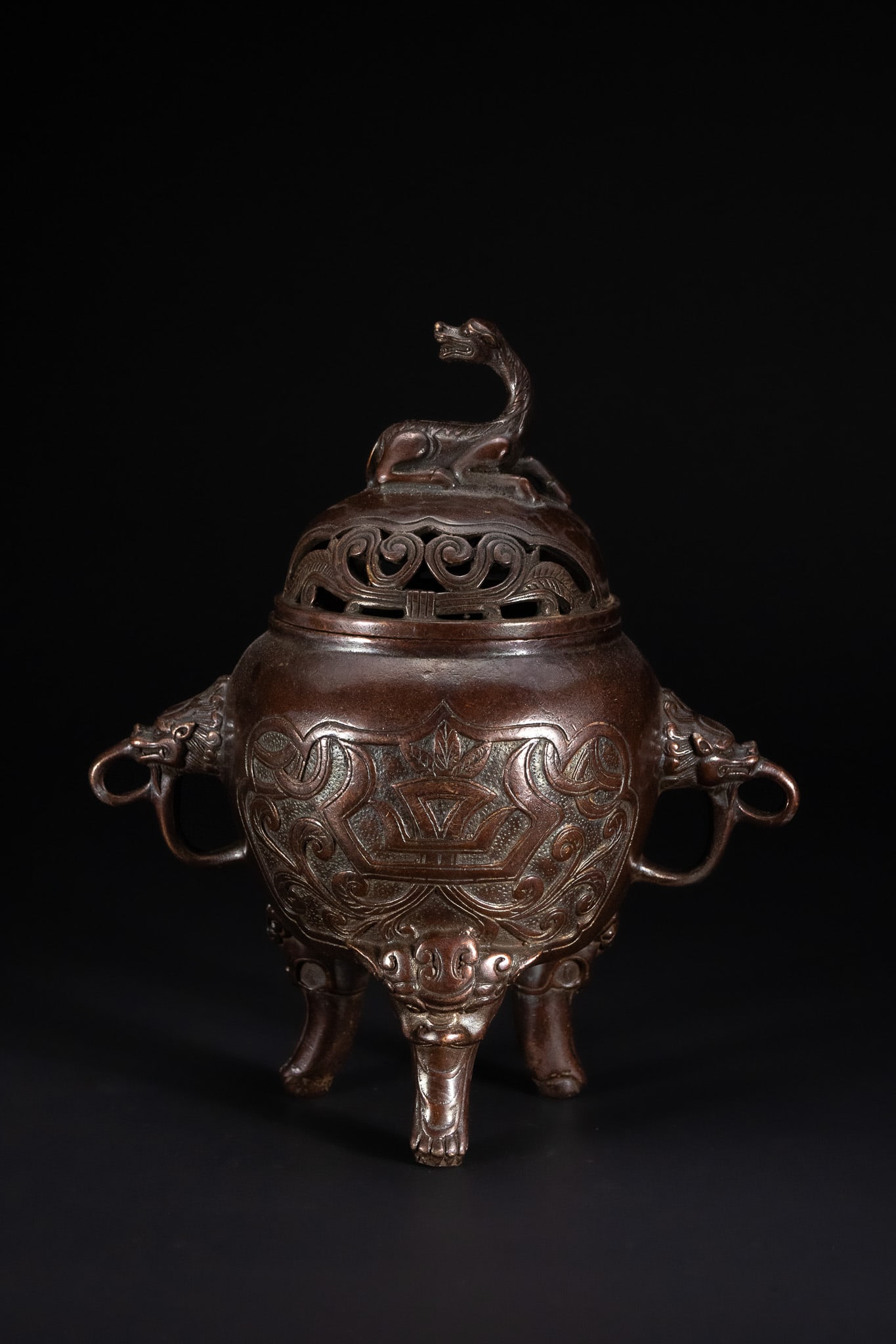 A JAPANESE BRONZE TRIPOD CENSER AND COVER, PROBABLY MEIJI PERIOD, XUANDE MARK. (1 of 6)