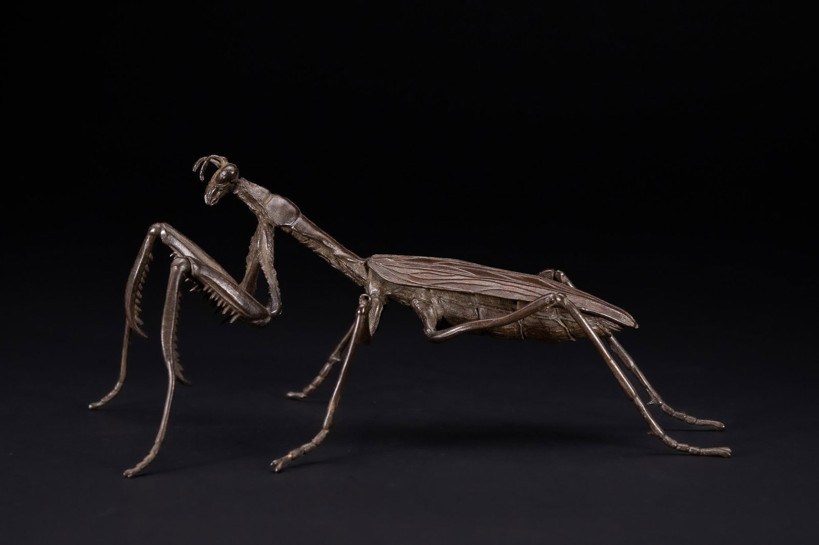 A LARGE JAPANESE BRONZE ARTICULATED OKIMONO OF A PRAYING MANTIS. (1 of 4)