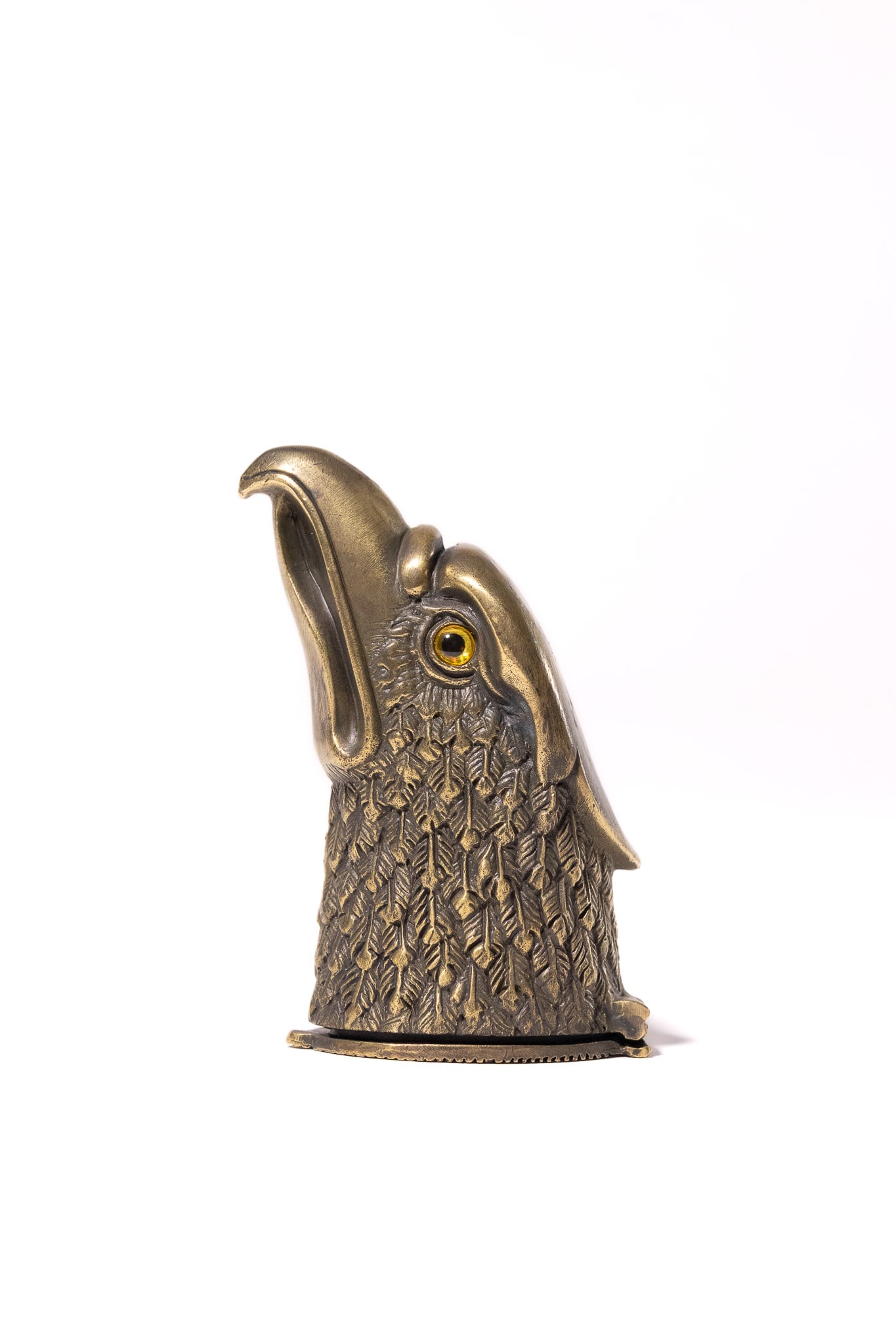 A NOVELTY BRASS EAGLE HEAD VESTA CASE. (1 of 4)