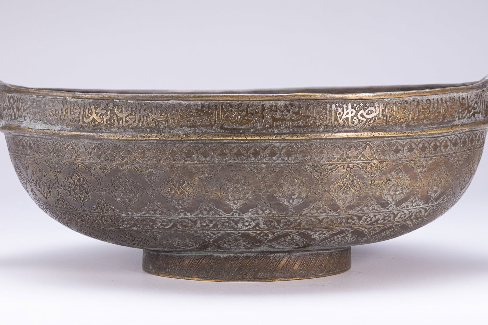 A SAFAVID STYLE BRASS KASHKUL (BEGGAR'S BOWL) WITH DRAGON HANDLES. - 2