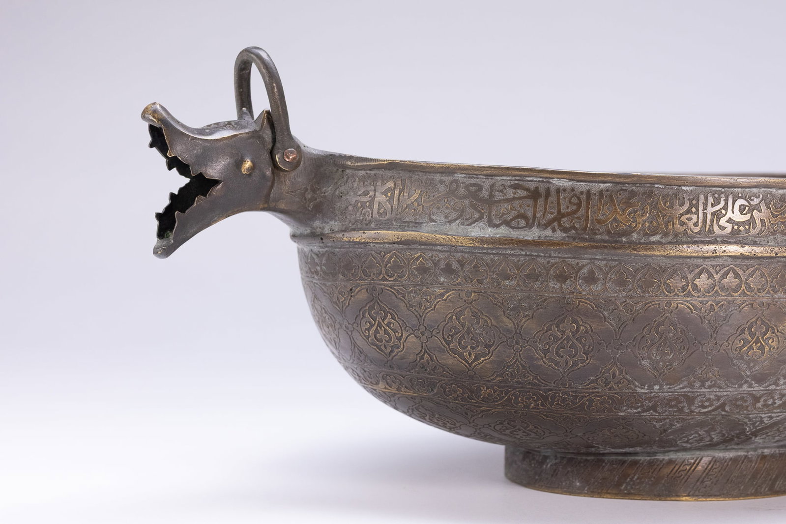 A SAFAVID STYLE BRASS KASHKUL (BEGGAR'S BOWL) WITH DRAGON HANDLES. - 4