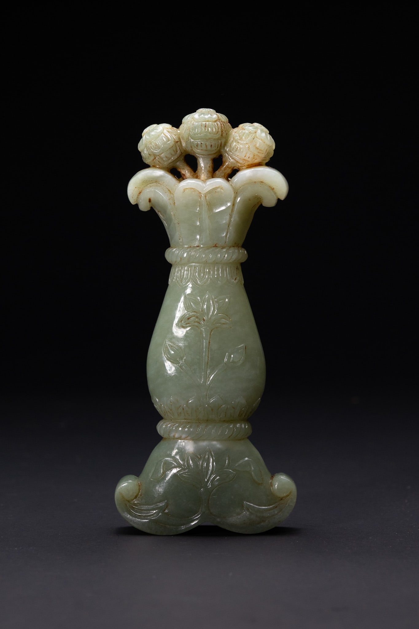 A MUGHAL CARVED PALE CELADON JADE HILT, 19TH CENTURY. (1 of 3)