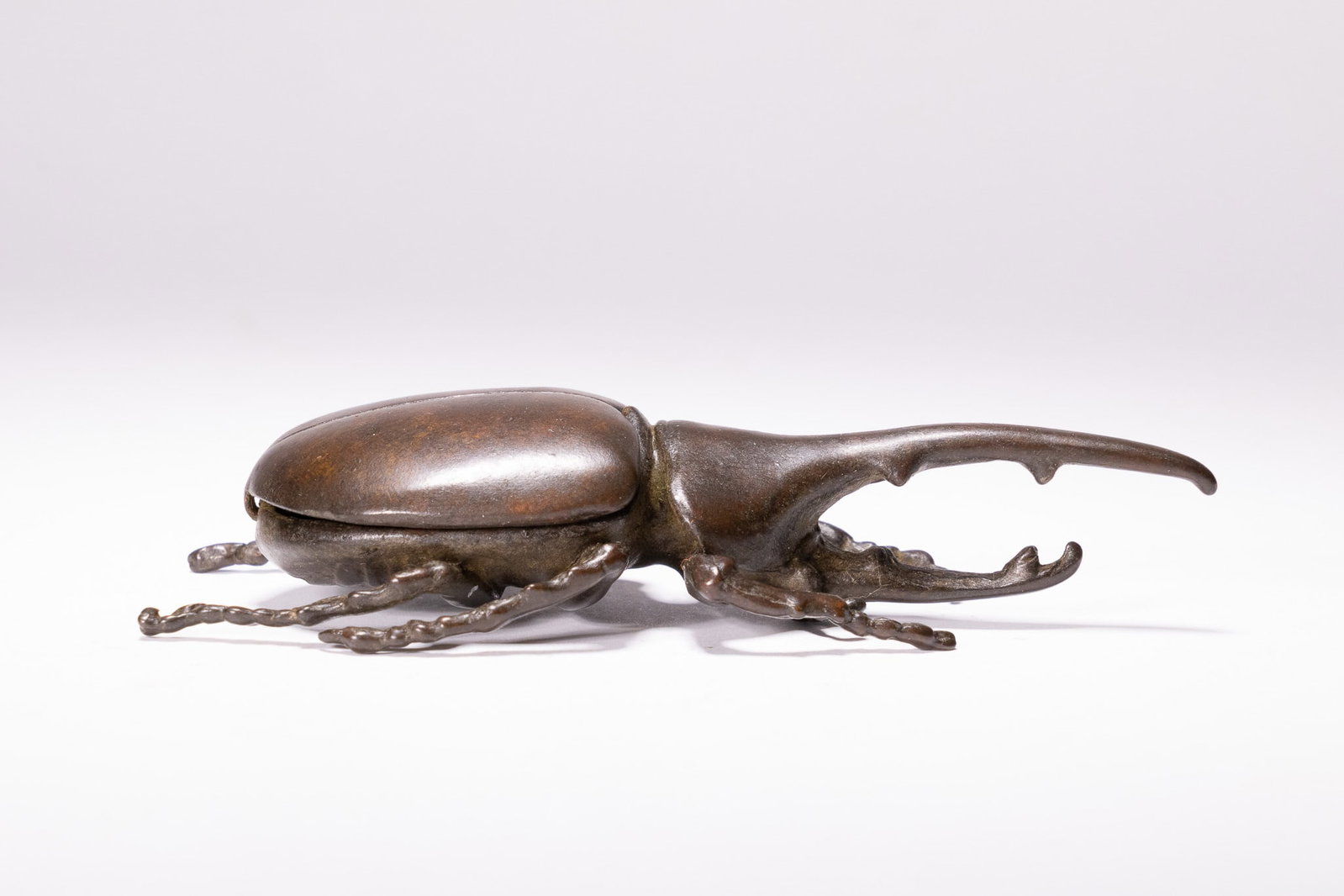 A JAPANESE PATINATED BRONZE RHINOCEROS BEETLE TRINKET BOX. (1 of 4)
