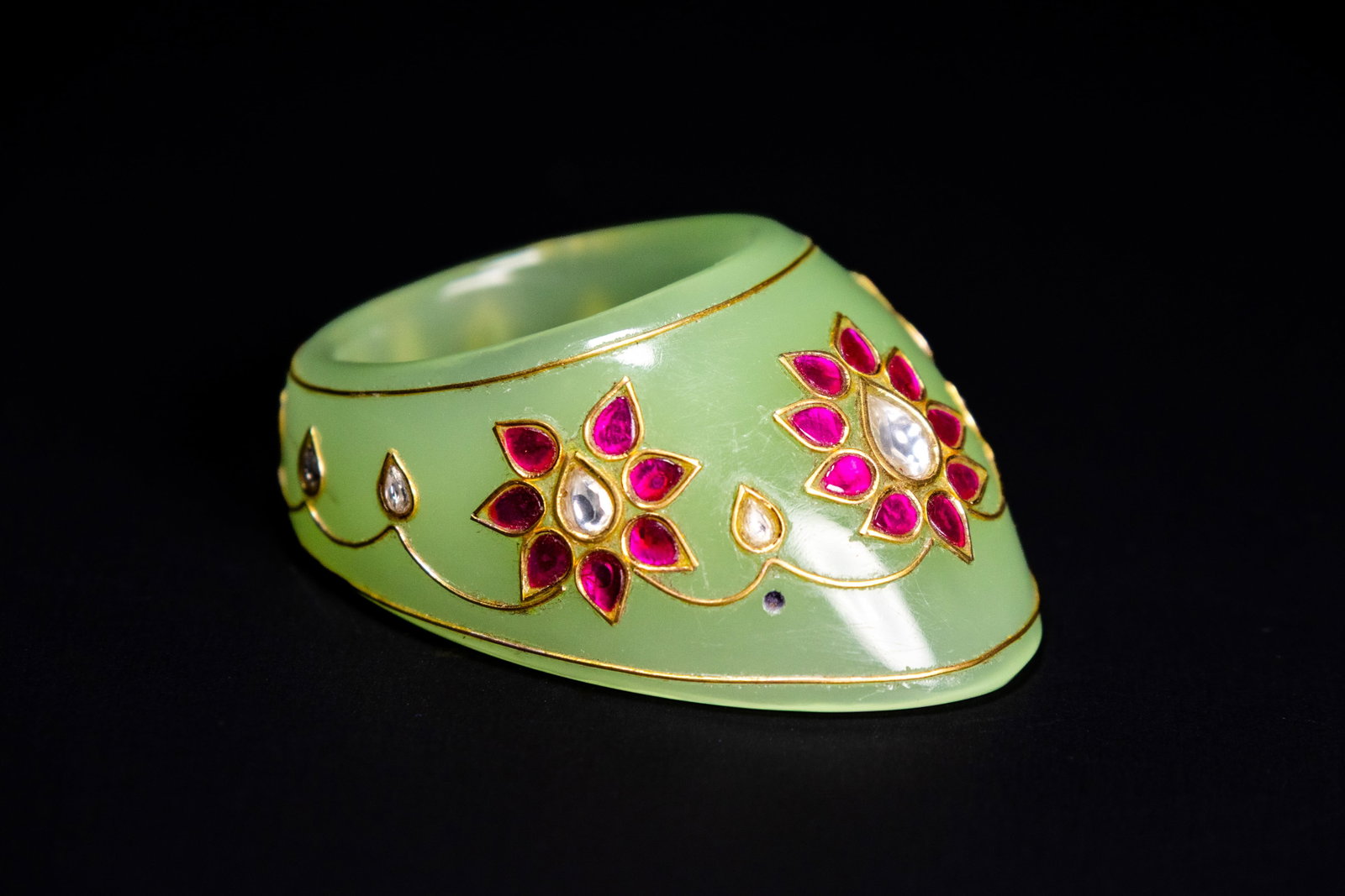 A MUGHAL STYLE NEPHRITE JADE ARCHER'S RING. (1 of 5)