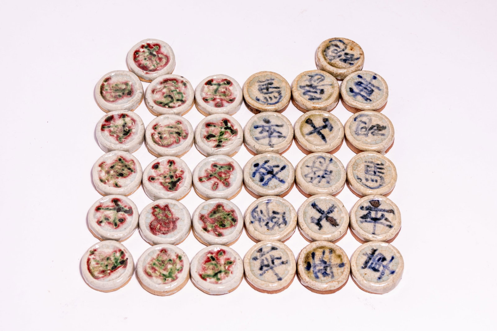 A COMPLETE 32-PIECE SET OF SIAMESE CHINESE PORCELAIN XIANGQI GAMBLING TOKENS. (1 of 4)