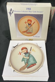 1988 M.I. Hummel Miniature Collector's Plate "Little Sweeper" by Goebel