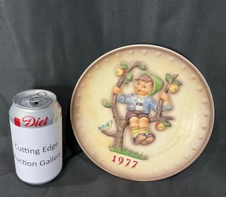 1977 M.I. Hummel Annual Plate "Apple Tree Boy" by Goebel (Hum 270)