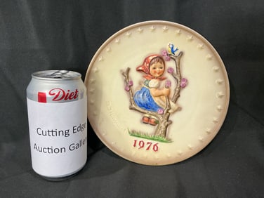 1976 M.I. Hummel Annual Plate "Apple Tree Girl" by Goebel (Hum 269)