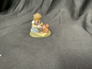 2000 Goebel Hummel Tea Party BH 142 Figurine