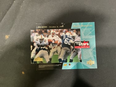 1996 Upper Deck Meet the Stars Trivia Challenge Dan Marino "Magic Memories" Die-Cut Insert Card