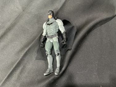 Mattel DC Comics Batman Gray Tactical Suit Action Figure with Removable Cape and Backpack