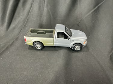 Ford F-150 Pickup Truck 1:24 Scale Die-Cast Model (Silver & Gold)