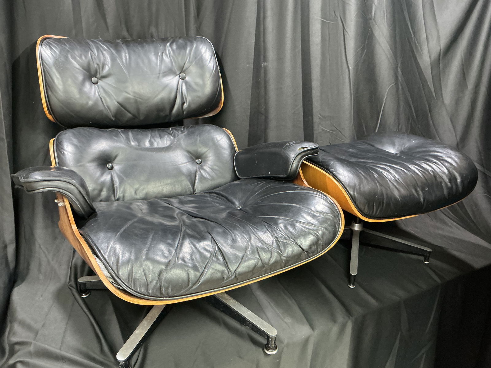 Early style Herman Miller Lounge Chair and Ottoman (Black Leather) (1 of 12)