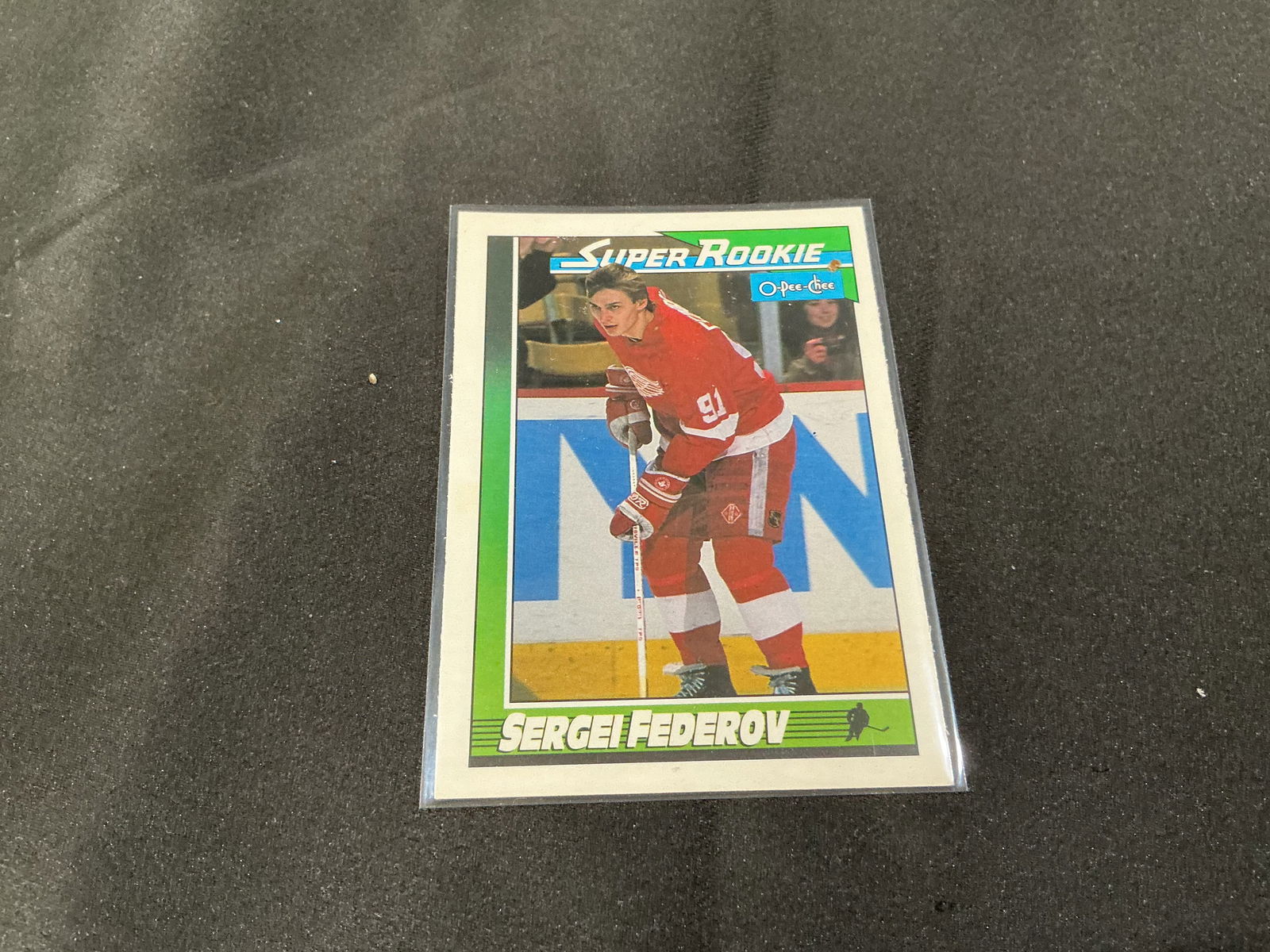 Sergei Fedorov 'Super Rookie' O-Pee-Chee hockey card (Detroit Red Wings): Vintage hockey trading card featuring Sergei Fedorov of the Detroit Red Wings. 'Super Rookie' O-Pee-Chee card with rookie scoring leaders/stat panel on back. Kept in protective sleeve; please review