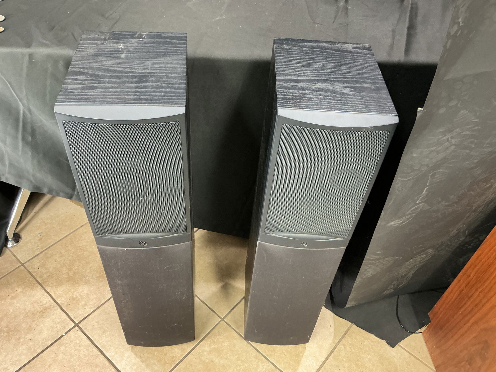 Pair of Floor-Standing Tower Speakers (1 of 2)