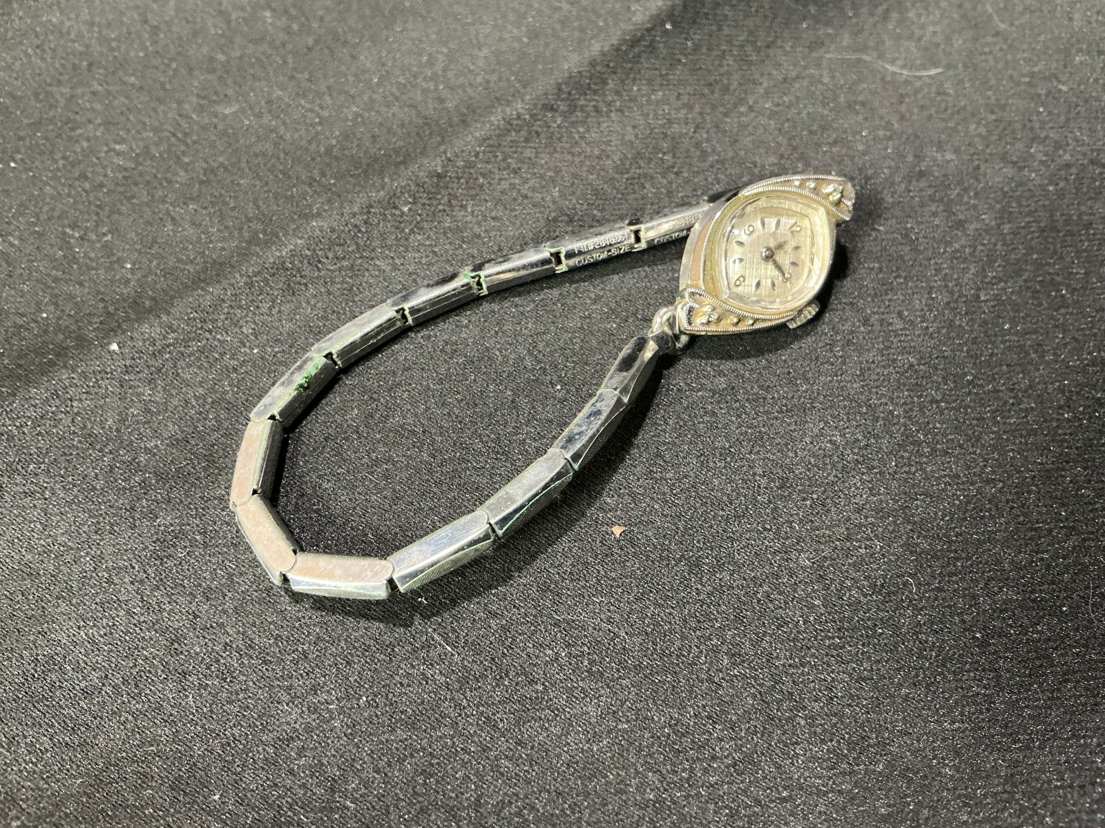 Vintage Ladies Art Deco Wristwatch with Expansion Bracelet: Vintage ladies Art Deco-style wristwatch featuring a petite rounded case with decorative filigree-style shoulders and a light-toned dial with Arabic numerals. Fitted with a period metal expansion